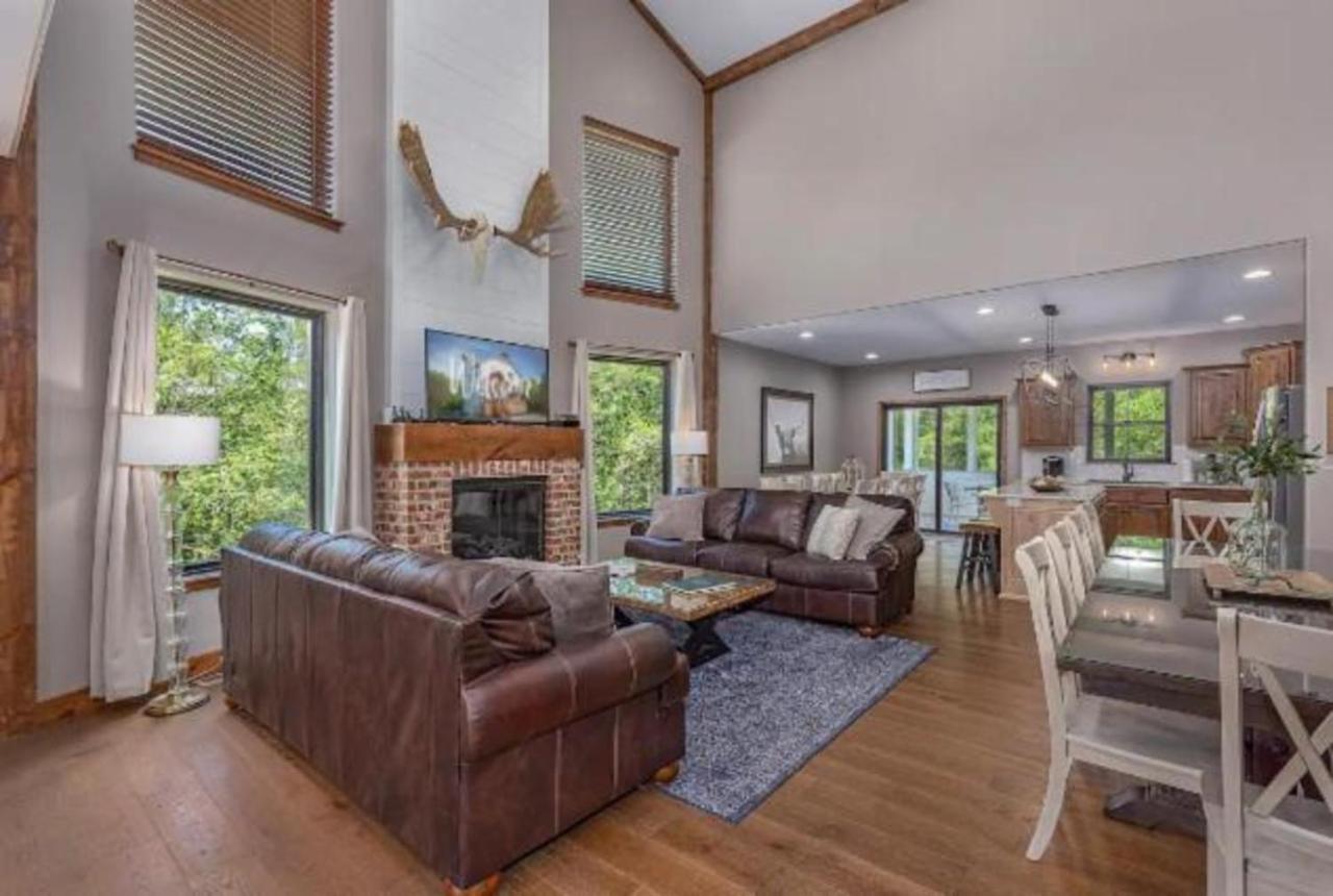 Premier Retreat With Hot Tub, Theater & Pool Table Villa Hollister Bagian luar foto