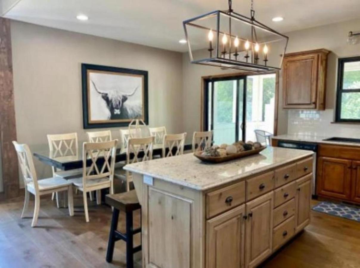 Premier Retreat With Hot Tub, Theater & Pool Table Villa Hollister Bagian luar foto