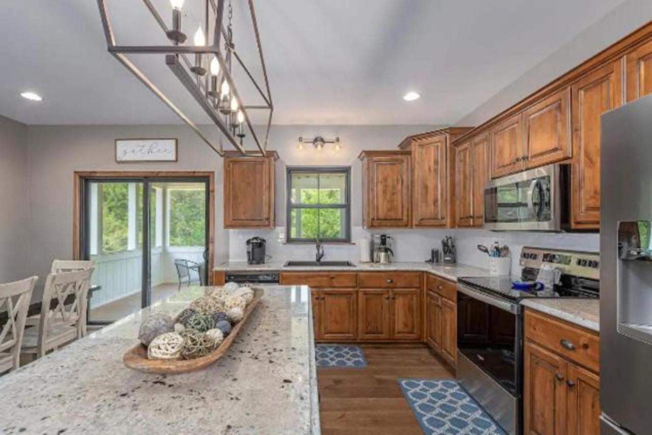 Premier Retreat With Hot Tub, Theater & Pool Table Villa Hollister Bagian luar foto