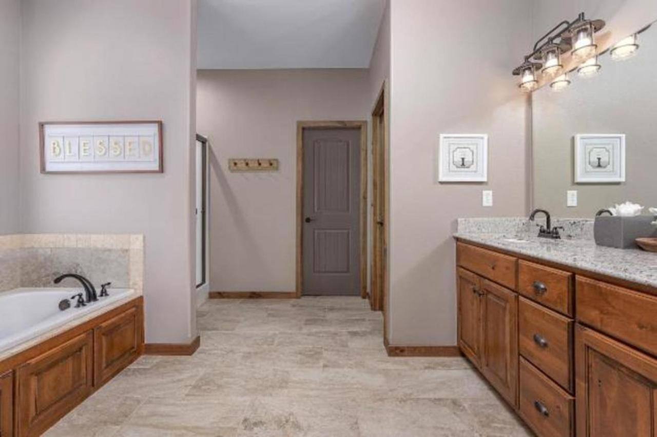Premier Retreat With Hot Tub, Theater & Pool Table Villa Hollister Bagian luar foto