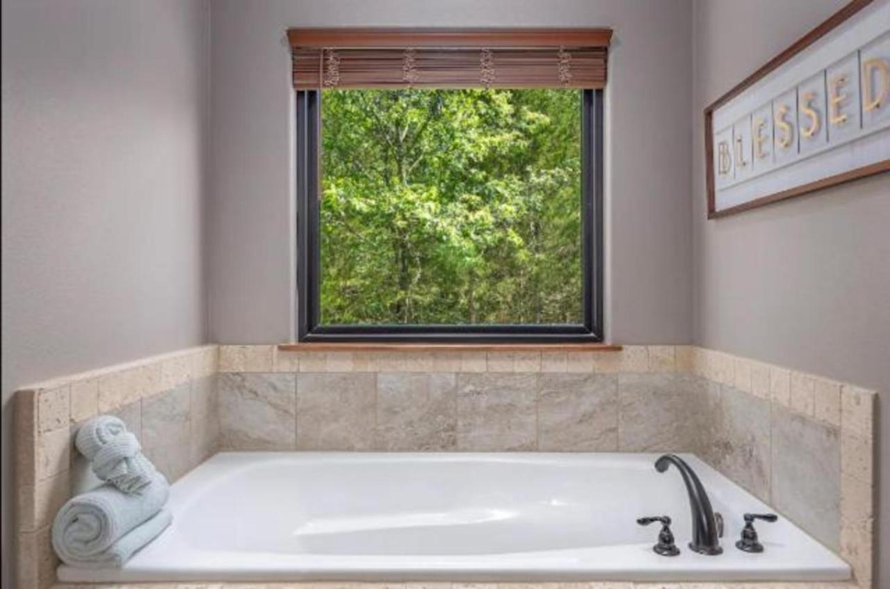 Premier Retreat With Hot Tub, Theater & Pool Table Villa Hollister Bagian luar foto